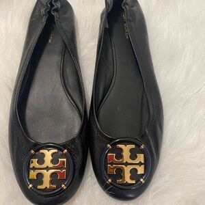 NWOB Auth. Tory Burch Enamel Perfect Black Leather Flats with Gold Logo Size 8